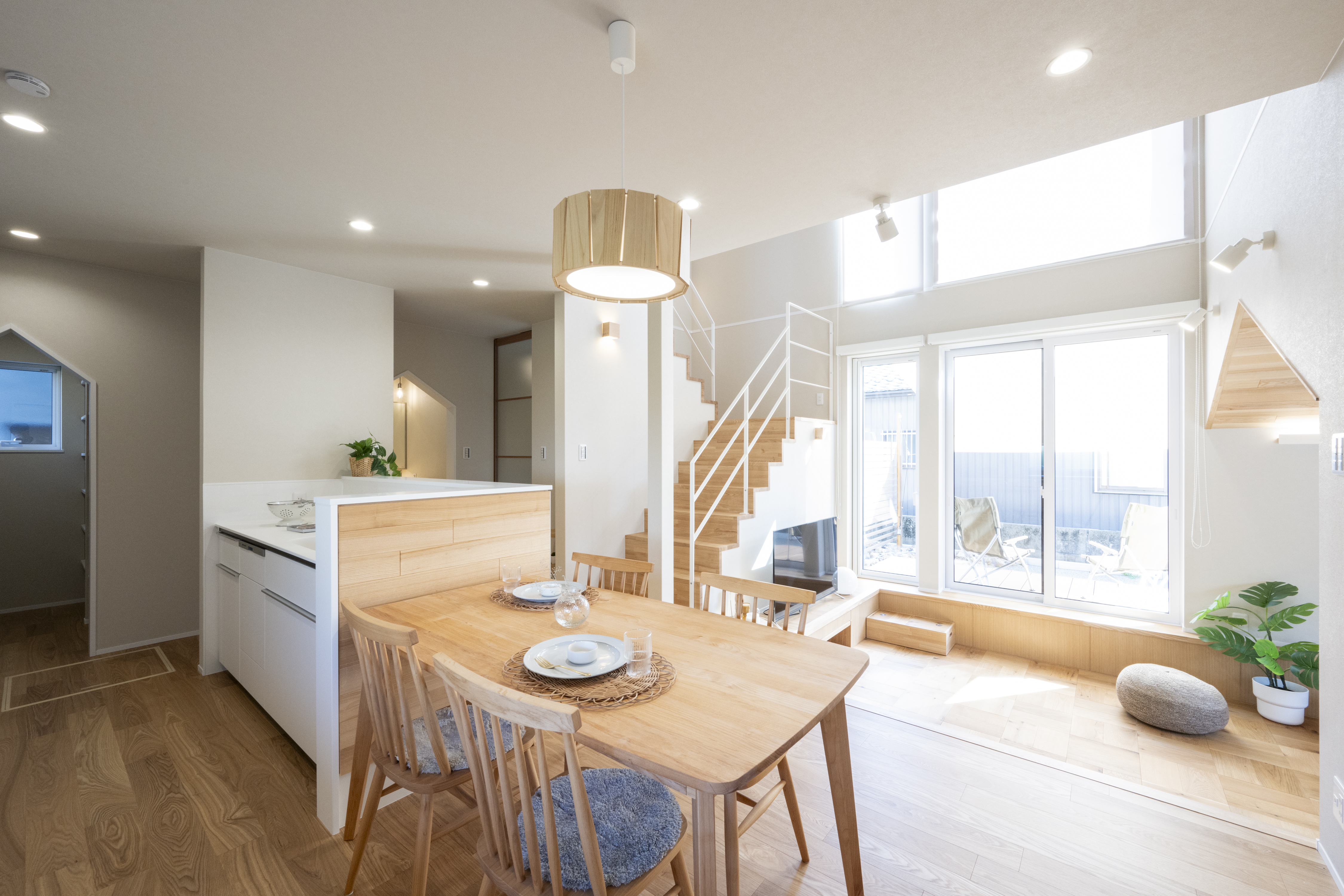 ニッケンホーム｜帰宅したら玄関先でコートを掛けて、買い物した荷物をパントリーへ、そして洗面で手洗いうがい…
共働きにうれしい、ストレスのないスムーズな動線を体感ください。