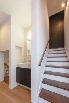 2階のホールには洗面も完備