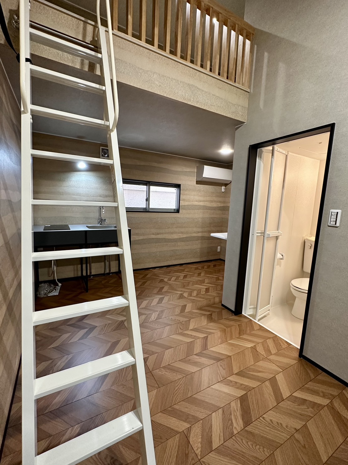 建築システム（狭小住宅専門店）【静岡市清水区相生町9-28・モデルハウス】ミニキッチンとシャワー・トイレを完備した一室。コンパクトに生活に必要な設備が揃う便利空間は、二世帯の参考にもなる