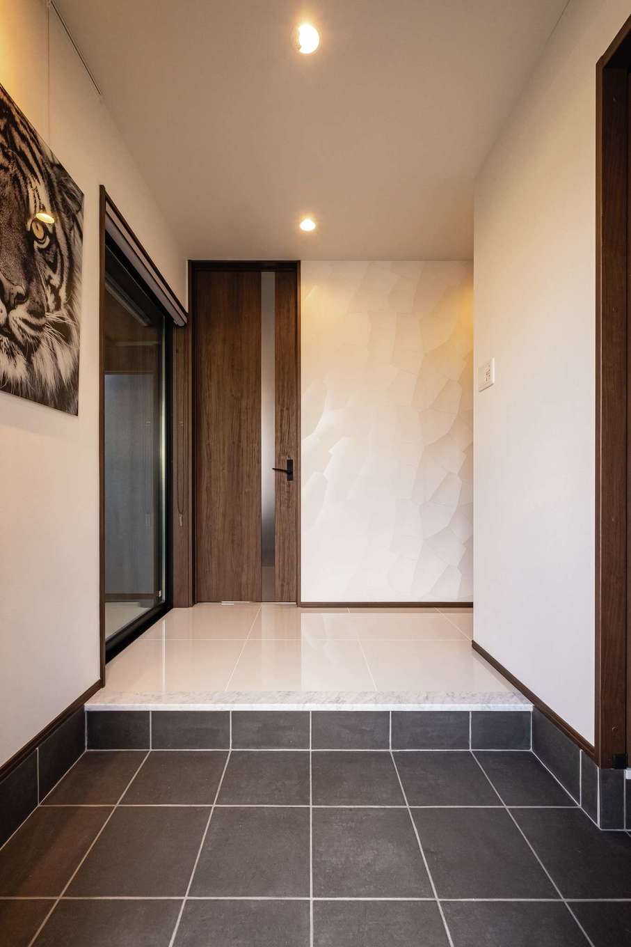 -delphi- デルフィ（藤井建築事務所） 【デザイン住宅、高級住宅、建築家】床は高級感を醸す白タイル