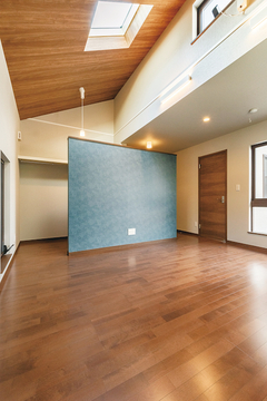 寝室は勾配天井で広々とした空間に。ウォークスルーのクローゼットも完備