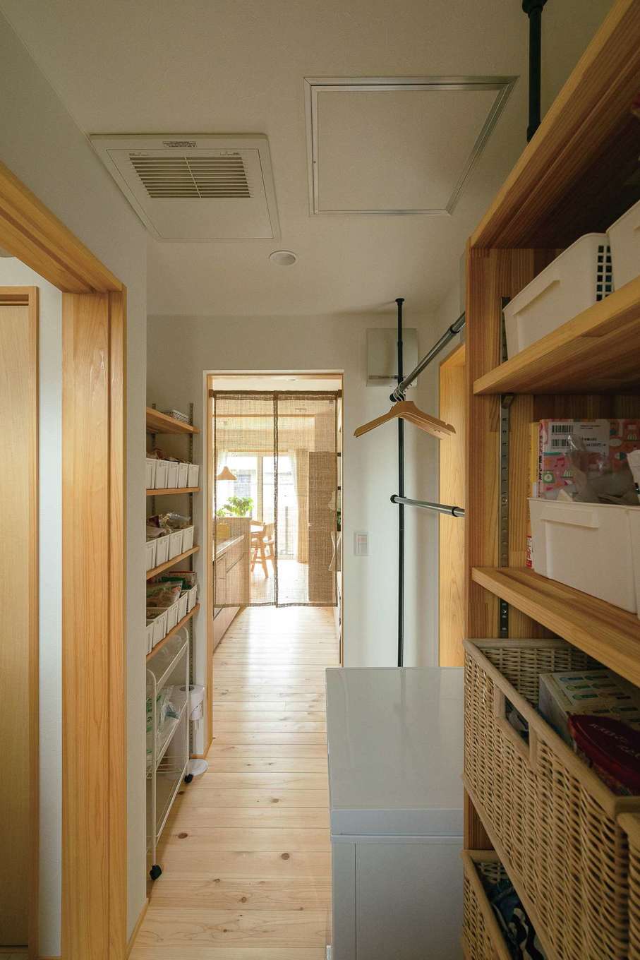 仲田工務店【子育て、自然素材、間取り】キッチンと一直線につながった使いやすいパントリー。両側に棚を作り収納力も抜群