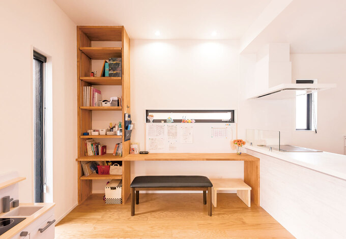 デスクとともに可動棚も造作で。明かり取りのスリット窓が実用を兼ねたアクセントに
