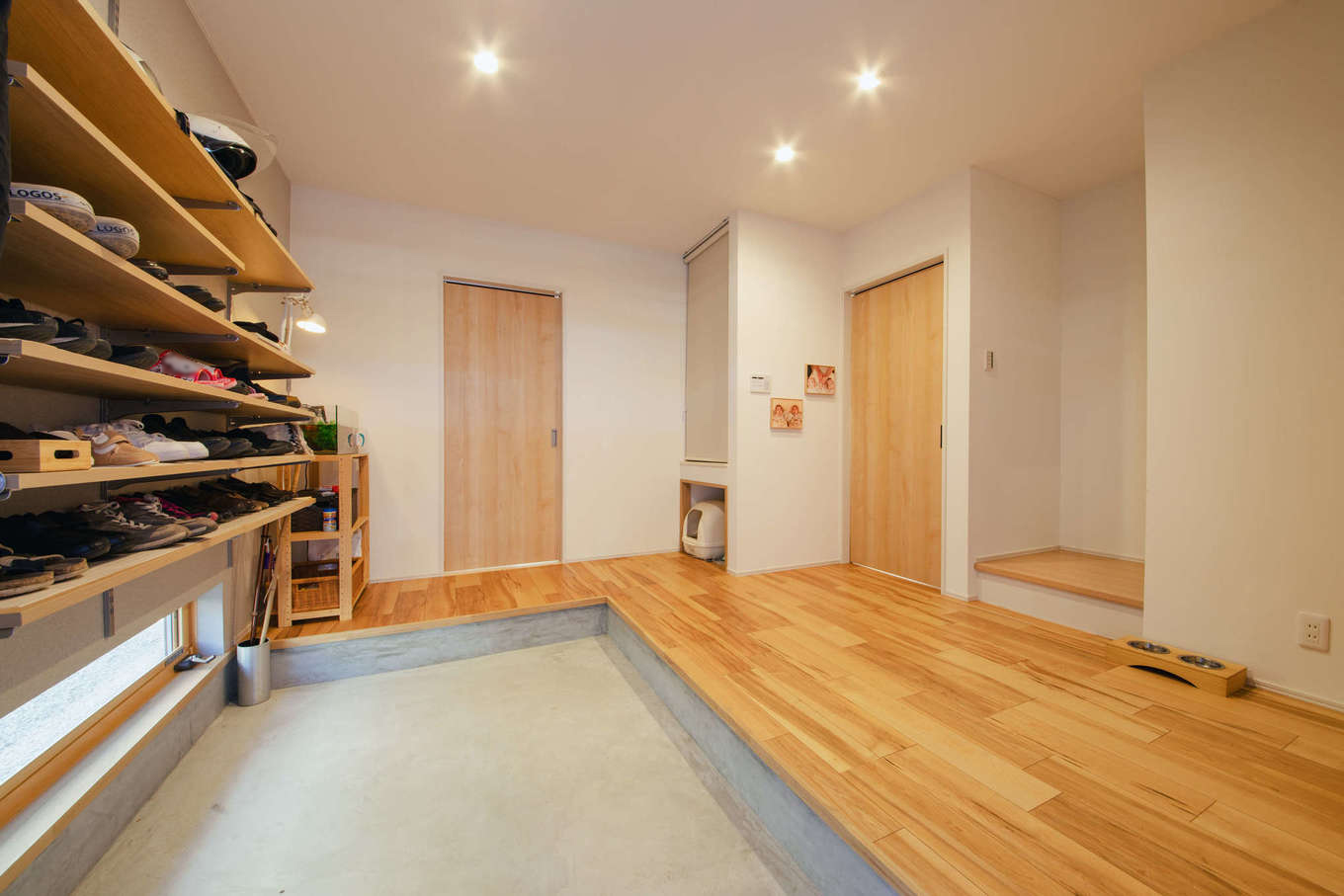 ナイスホーム【子育て、和風、間取り】広々とした土間玄関には愛猫専用のスペースも。突き当たりは祖母の部屋で、右の引き戸を開けるとLDKへとつながる