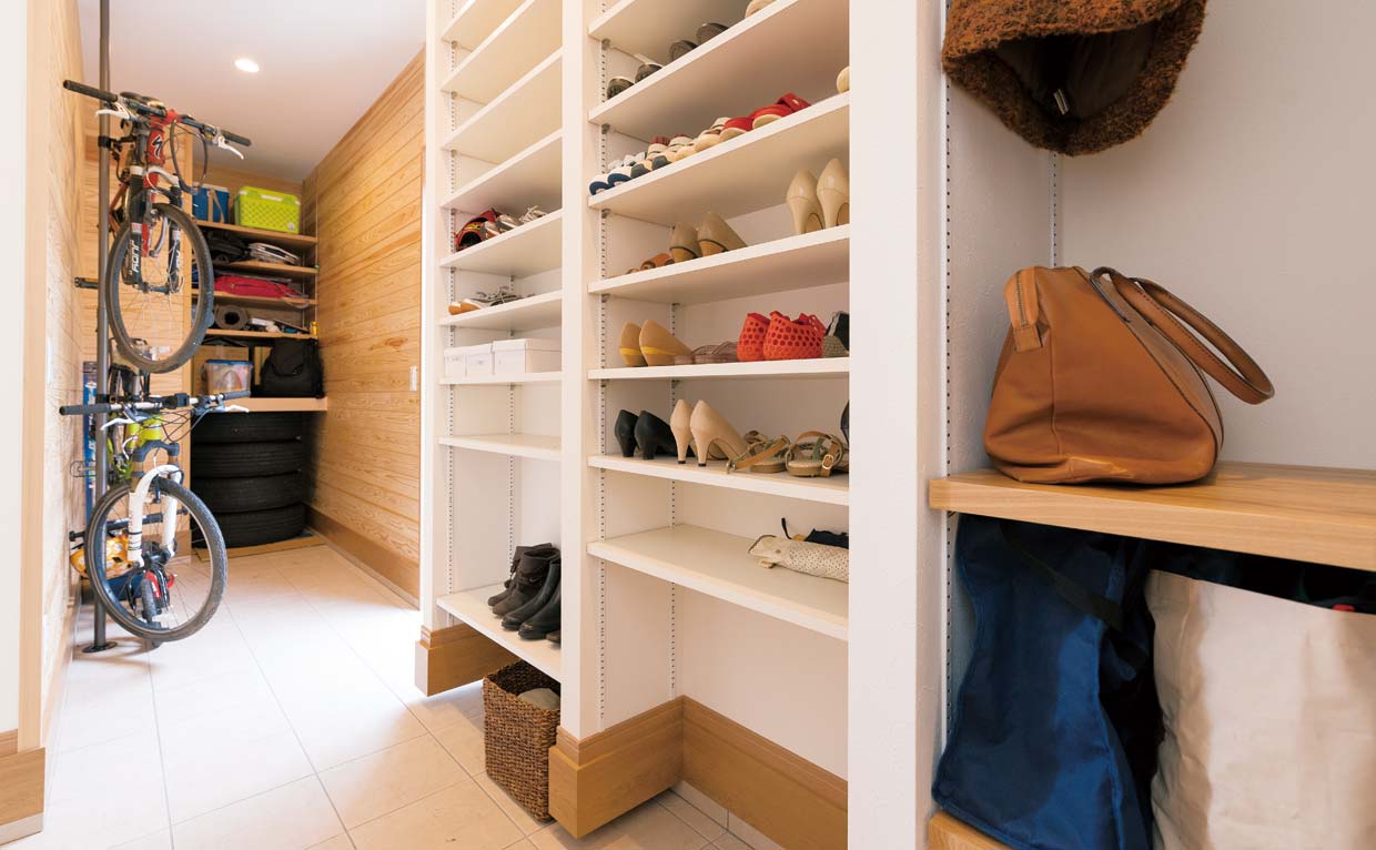 コンパクトでスッキリ！
コートや小物もしまえるシューズクローク