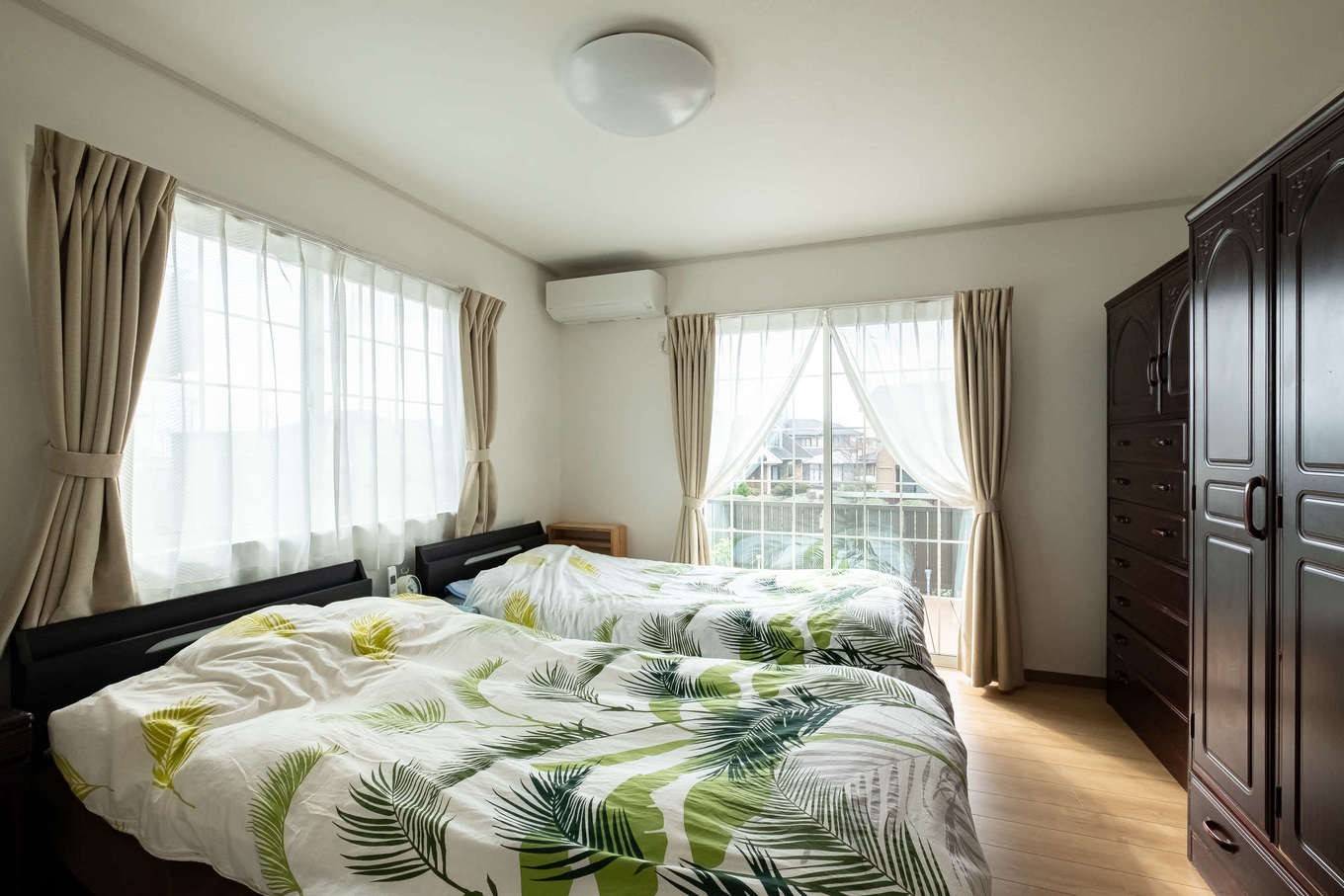 ＩＤＫ 住まいの発見館【1000万円台、夫婦で暮らす、平屋】寝室には長年愛用してきたタンスを置くスペースが設けられた。同社の「ツーバイわんずパック」は、エアコンや照明、カーテンなども含めての金額なので安心