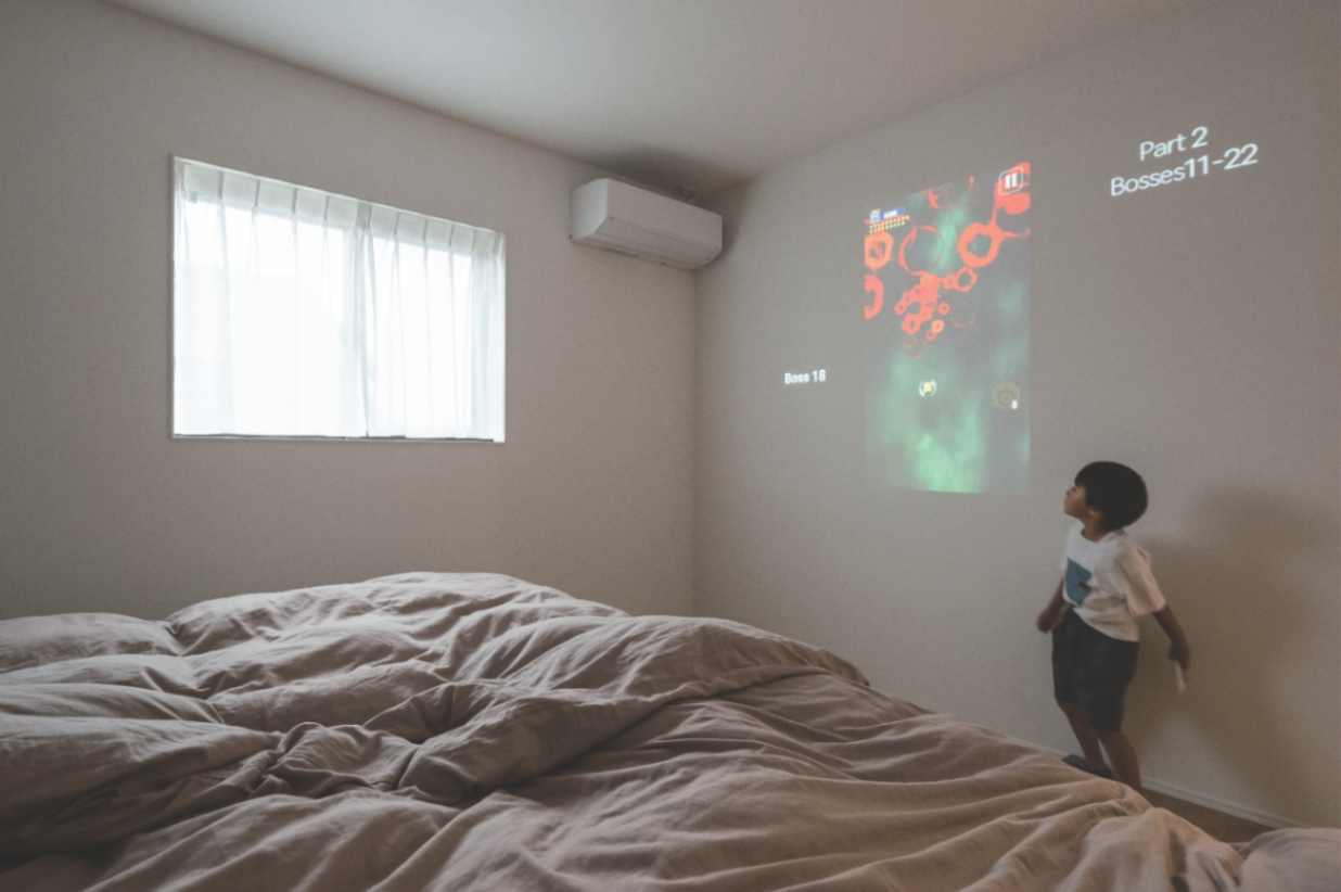 ひだまり工房【子育て、収納力、間取り】主寝室に照明一体型のプロジェクターを設置し、家族でホームシアターを楽しめる空間に。