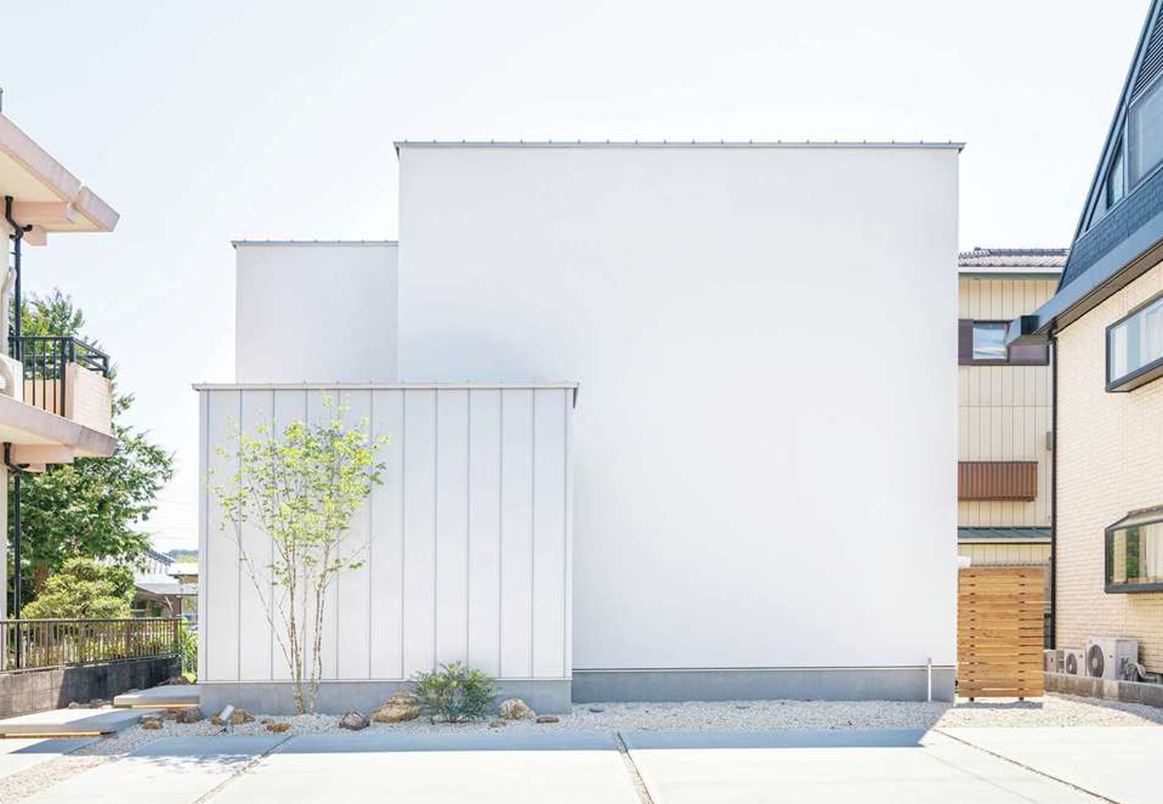 住家 JYUKA【デザイン住宅、間取り、建築家】M夫妻のセンスを伝える外観。通り側は閉じたデザイン