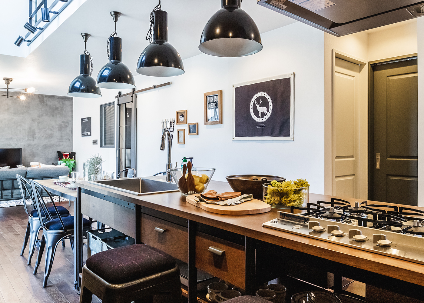 オレンジハウス【静岡市葵区沓谷5-9-14・モデルハウス】【HYGGE】ダイニングと横並びになるレイアウトが家事をスムーズにサポート。キッチンの目の前にパントリーやトイレ、パウダールーム、浴室がまとまる家事動線も参考になる