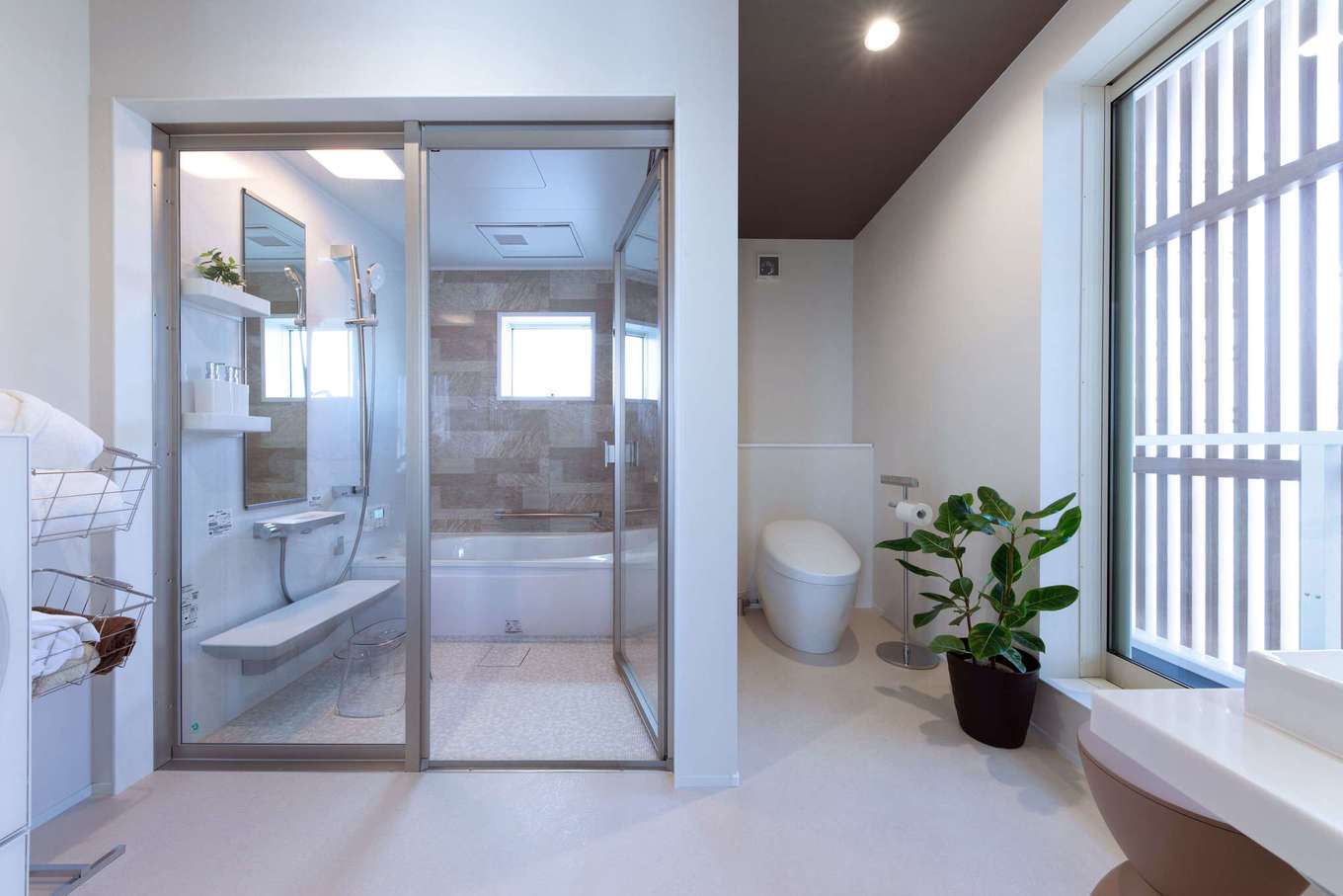 建築システム（狭小住宅専門店）【静岡市駿河区東新田3-2-27・モデルハウス】寝室に併設されたサニタリースペース。ホテルライクの設えは、日常の中にリゾート感をもたらす