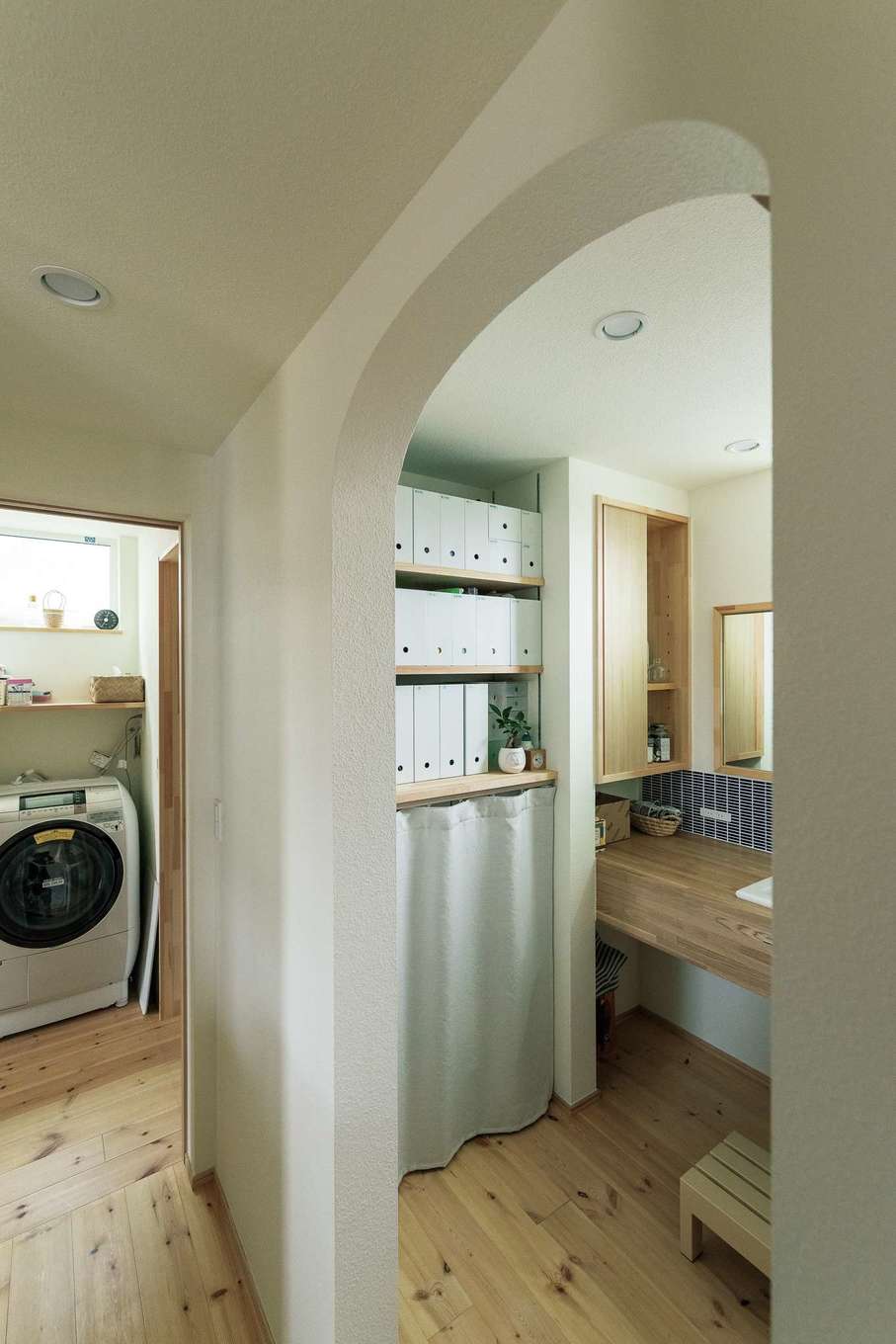 Casa（カーサ）【デザイン住宅、子育て、趣味】アイテム別収納スペースのある洗面ルーム。洗濯機の左奥にはファミリークローゼットがある