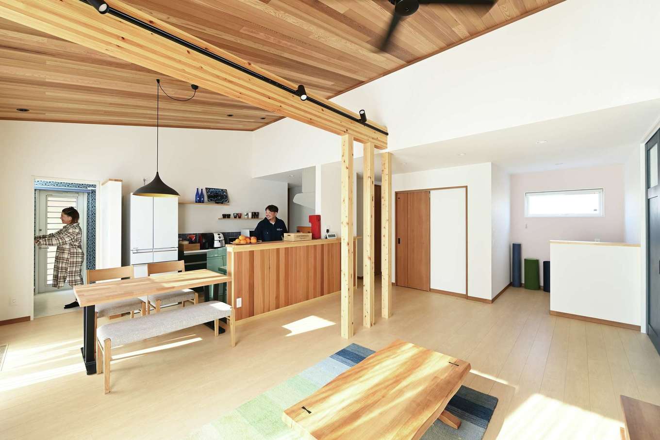 Yamaguchi Design 【デザイン住宅、夫婦で暮らす、平屋】掛川の平屋モデルハウスを参考に設計・施工した開放感あふれるLDK。杉板を張った勾配天井に癒やされる