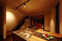 モダンで落ち着いた雰囲気のミニキッチン。照明が暖かみを感じさせ、ご家族・友人と料理を楽しむことができる。