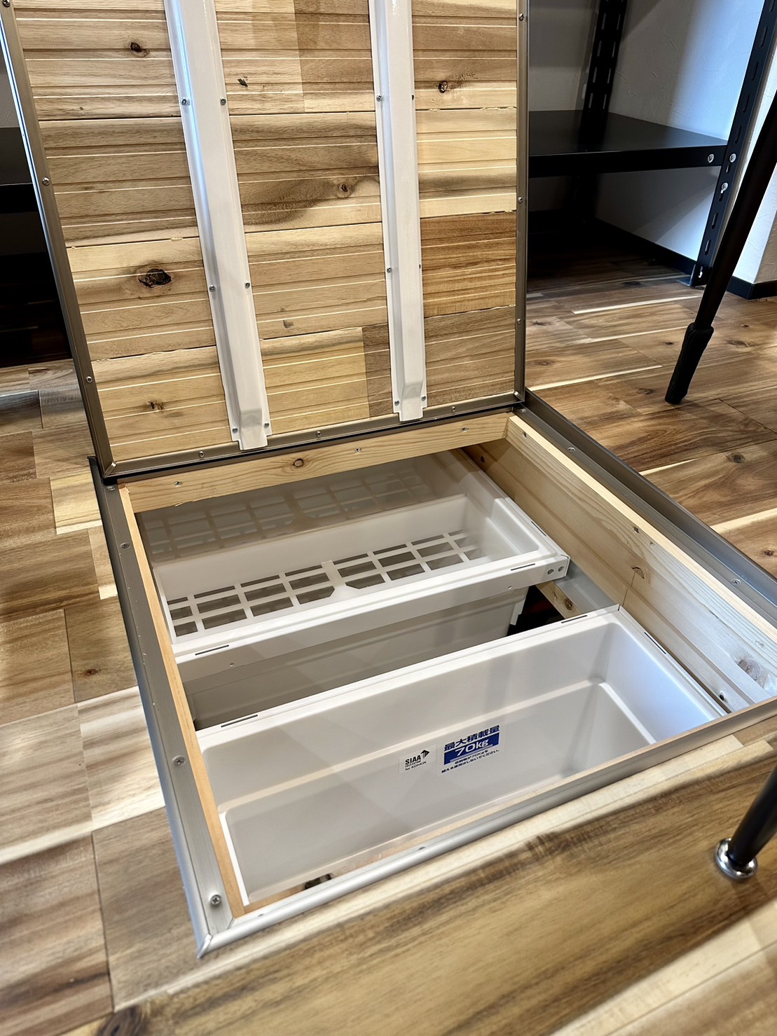 建築システム（狭小住宅専門店）【静岡市清水区相生町9-28・モデルハウス】なにかと便利な床下収納。中のトレイは可動式