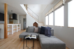 ウエスタンレッドシダーの無垢材を天井にあしらったLDKは、天井高に変化を持たせることで、奥行きのある空間を演出。床はホワイトオークの無垢、壁には漆喰塗りを採用するなど、素材一つひとつにも「心地よく暮らす」ことへの想いが表れている