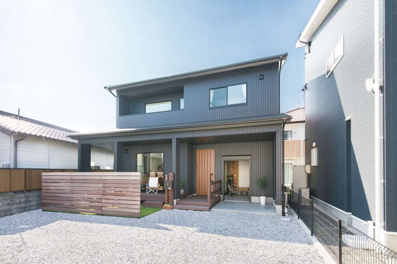 Yamaguchi Design 【デザイン住宅、趣味、インテリア】黒で統一したクールな外観。正面の右側には土間＆収納空間、左側にはデッキ付きの庭が設けてある