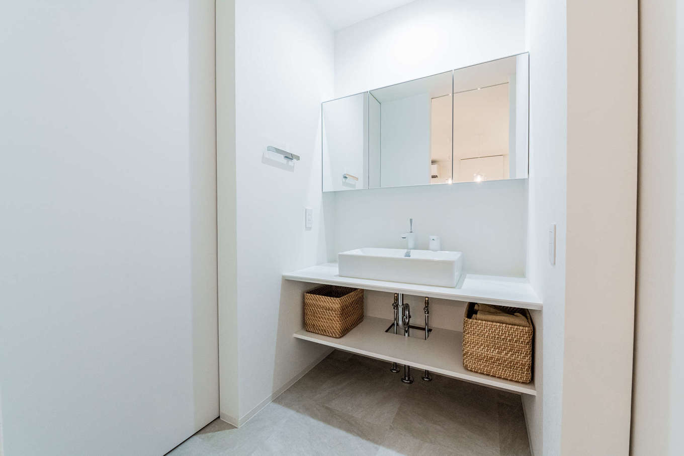 アーキテックス【デザイン住宅、間取り、平屋】カッコいいデザインのホテルライクな洗面台は、友人からも大好評。脱衣室と別々にしたことで、誰かが入浴中でも自由に使えて便利
