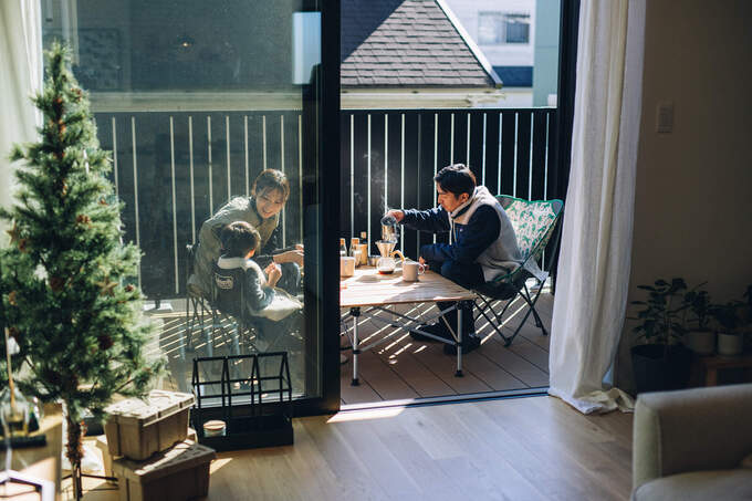 リビングからフラットに続くバルコニー。癒やしの時間を過ごすのにぴったりのスペース。