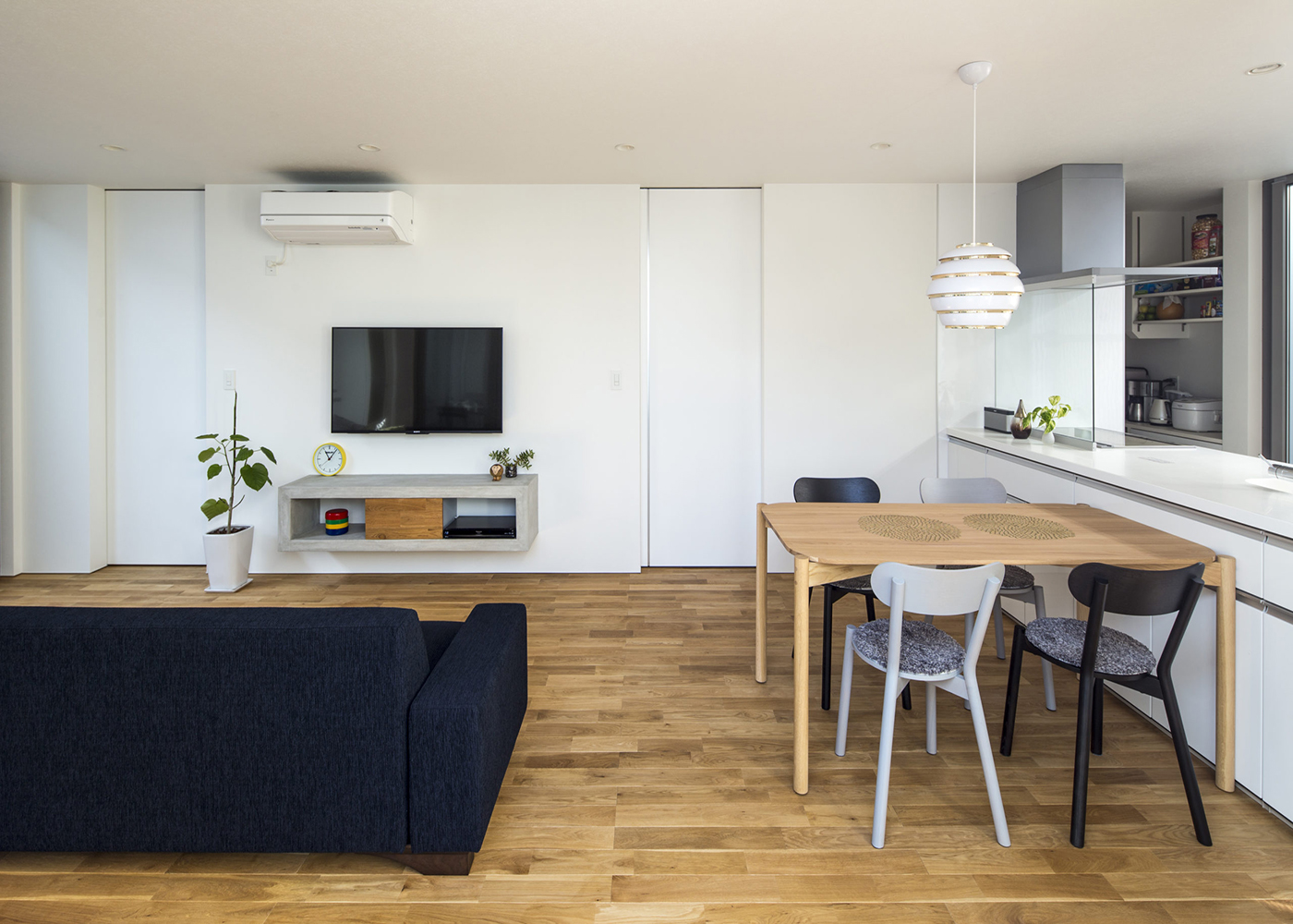 SIMPLE NOTE 豊川スタジオ【夫婦で暮らす、間取り、平屋】無駄を徹底して排除したシンプルなLDK。建具もキッチンに合わせて白を採用し、すっきりと仕上げた