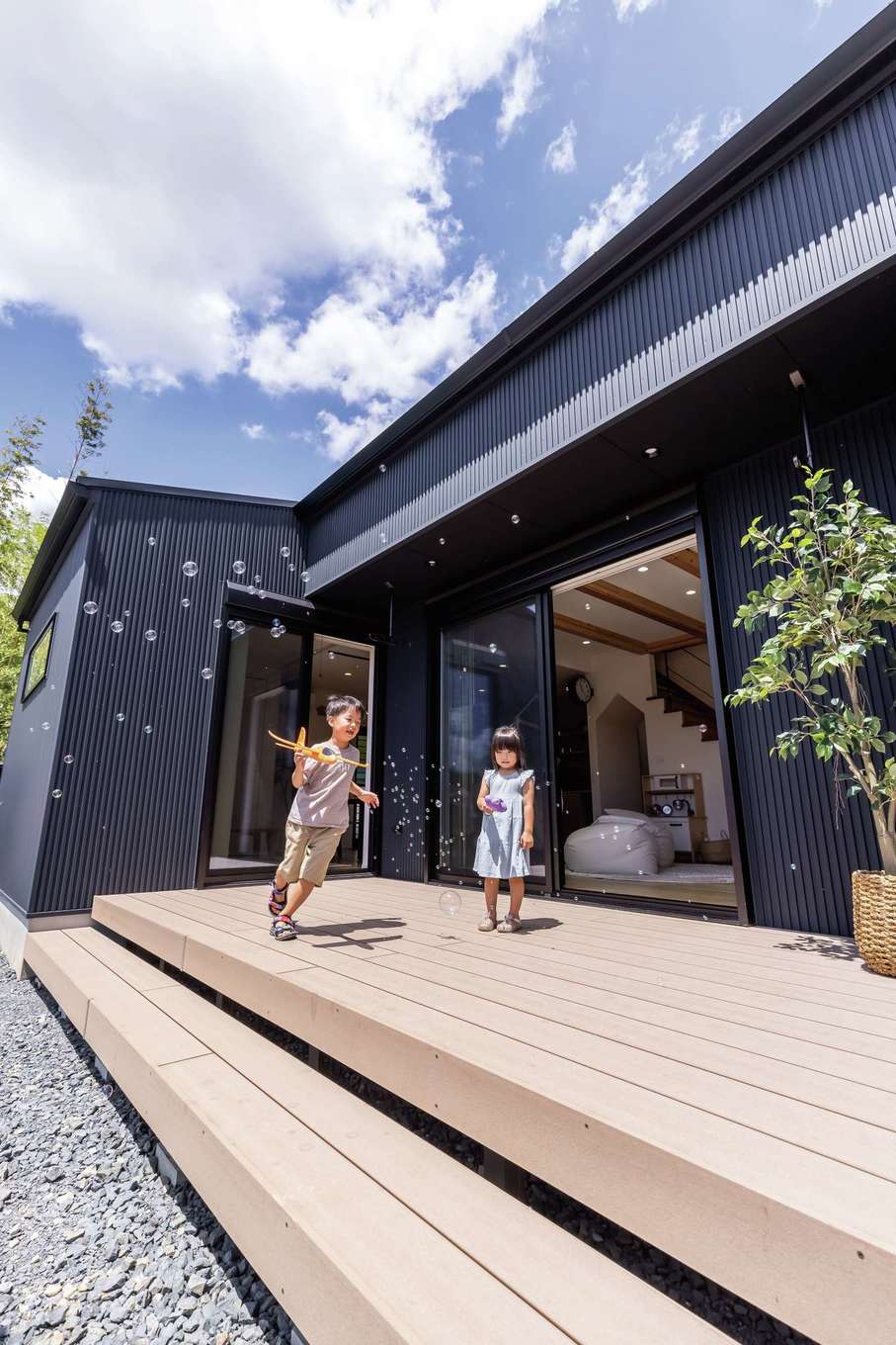 SEVEN HOUSE/セブンハウス【デザイン住宅、間取り、平屋】広いウッドデッキはアウトドアリビングとしてフル活用。BBQやプール、シャボン玉を楽しむ