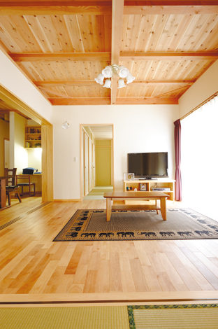 親世帯のリビングの床は堅い材質のサクラを使用。この空間を和の客間と寝室で挟んだ。和が大好きなお父様のこだわりで、しっとり落ち着いた雰囲気に仕上がった