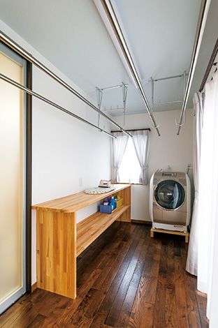 富士ホームズデザイン【デザイン住宅、輸入住宅、自然素材】ダイニング横に設けられたランドリースペース。2世帯の一家でも十分な広さが確保された。備え付けの作業台も重宝