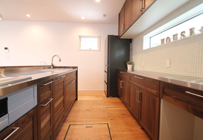 奥さまの憧れだった無垢のキッチン。家族の笑顔が見られる広々としたキッチンは、家事に忙しい奥さまのことを考えた造りに