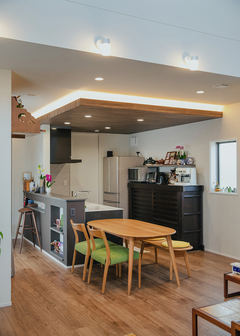 下がり天井と間接照明が味のある空間を演出している。キッチンの腰壁にもニッチを設けて、お気に入りの小物を飾っている