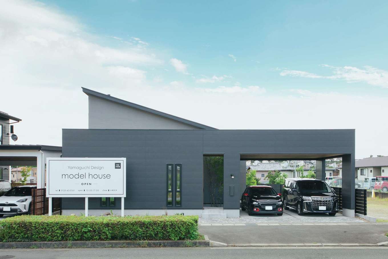 Yamaguchi Design 【磐田市見付1853‐20・モデルハウス】ガレージと平屋が一体化し、家の中からいつでも愛車を眺められる住まいが実現。また、悪天候でも雨に濡れずに家と車を行き来できるため、小さな子どもを抱っこして移動するときや、買い物帰りにも便利