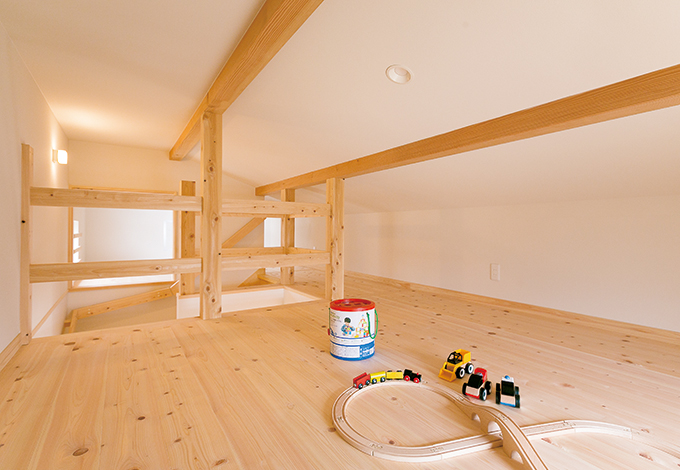 福工房【子育て、自然素材、間取り】小屋裏に設けた8.6畳の収納が、建坪の小ささをカバー。固定式階段なので、荷物の上げ下ろしも容易