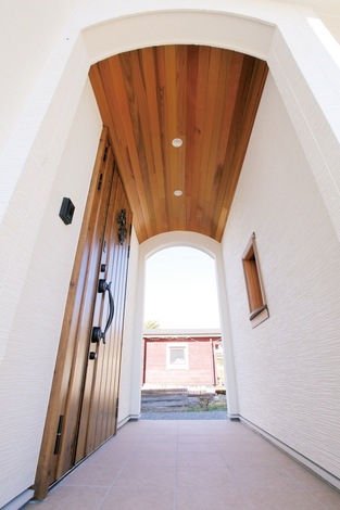 ポーチもすてきなアーチ型。「1日に何度も出たり入ったりしているのに、時々、南仏でバカンスを している錯覚に陥っちゃう んですよ」と奥さまも笑う