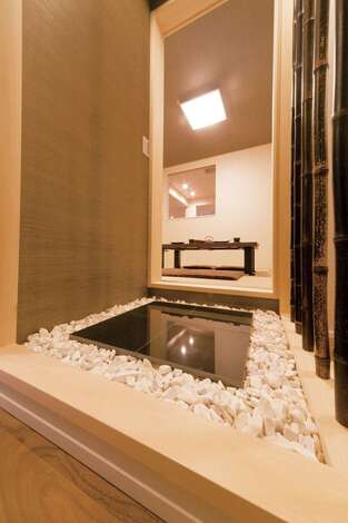 お客様をおもてなしする御影石の踏込み