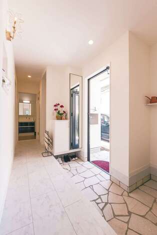 自然石の乱貼りが一般的なタイルにはない高級感を演出