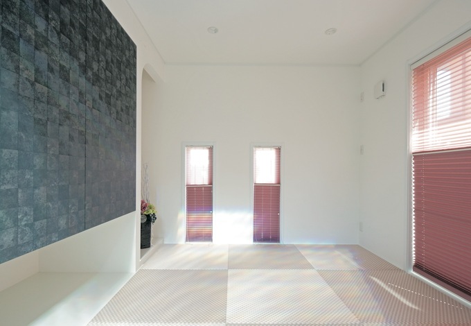 和室だけはあえてピンク色に。クールな家に一つだけあるやわらかな空間はホッと落ち着ける