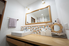 大きな鏡とカラフルなタイルが魅力の洗面スペース。
朝の支度も楽しくなる空間。