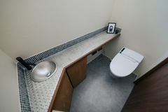 縞鋼板のカウンターは、他ではほぼ見ない…自分たちだけのデザインに！！