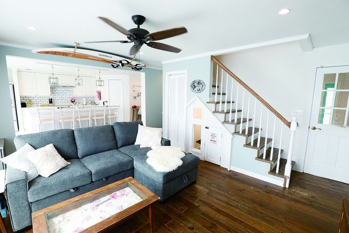 一緒に暮らす動物たちのことを考え、階段下にペットハウスをつくり、LDKとつながるウッドデッキも設けた