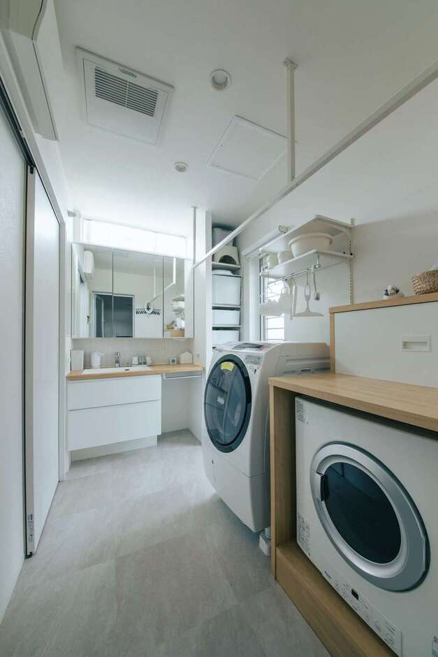 キッチンのバックヤードに設けた実用性の高いサニタリー。ガス衣類乾燥機「乾太くん」専用の棚を造作した