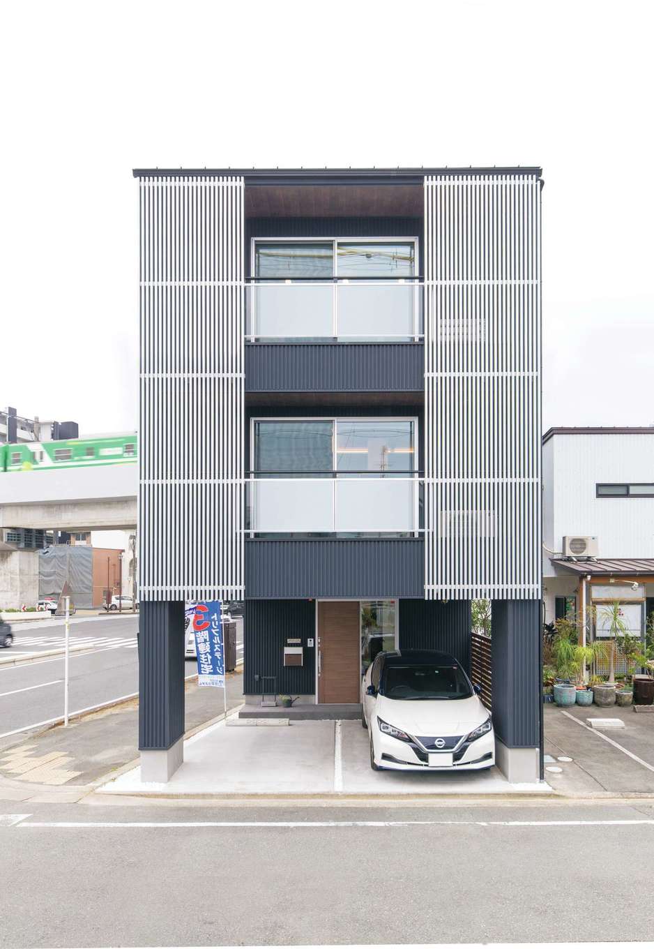 建築システム（狭小住宅専門店）【浜松市中央区助信町9-16・モデルハウス】黒いガルバリウム鋼板とメタリックな格子がスタイリッシュな3階建て。19坪の土地を300%活用