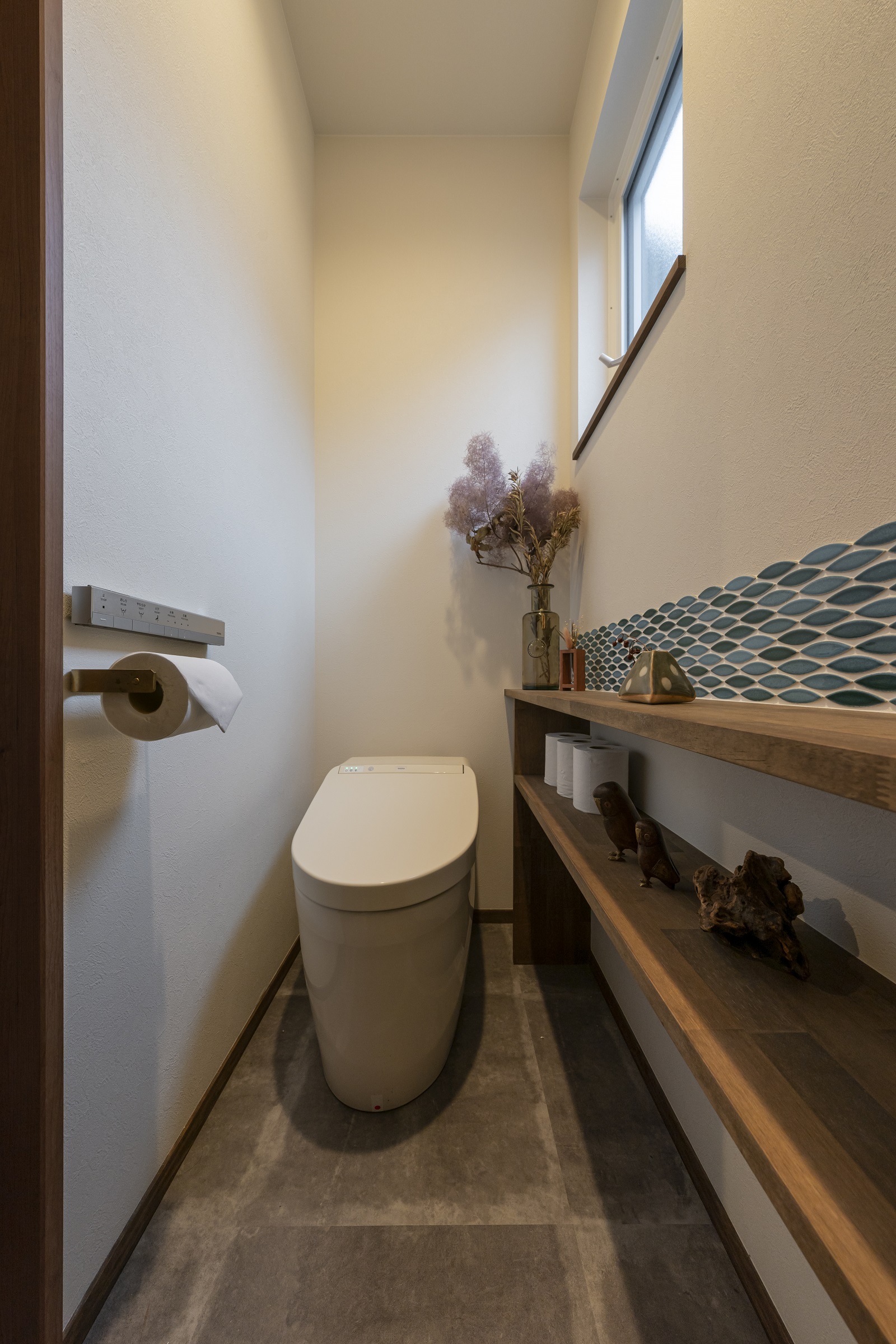 グランハウス一級建築士事務所｜トイレも抜かりなく、懐かしいブルーのタイルをセレクト。
