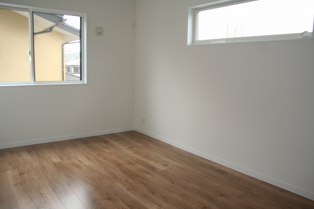 タムラ建築設計｜シンプルでナチュラルな木目調のフローリングが魅力的な小さな居室。明るい採光が心地よく、穏やかな時間が過ごせる空間となっている。