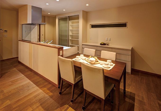 大容量の造作食器棚を備えた対面キッチン。フリースペース・リビング・和室を見渡せるよう に配置することで、家族のコミュニケーションを重視した