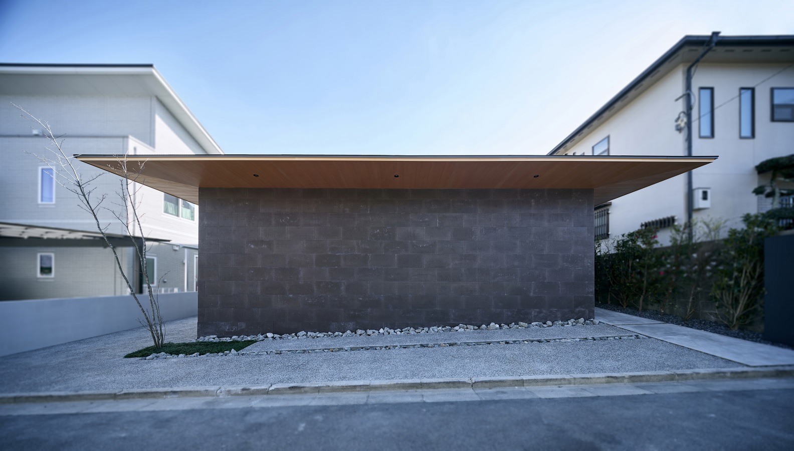 建築設計事務所 KADeL｜シンプルで現代的な外観デザインで土壁をイメージした大壁。軒の水平ラインが美しい平屋のようなファサードが特徴