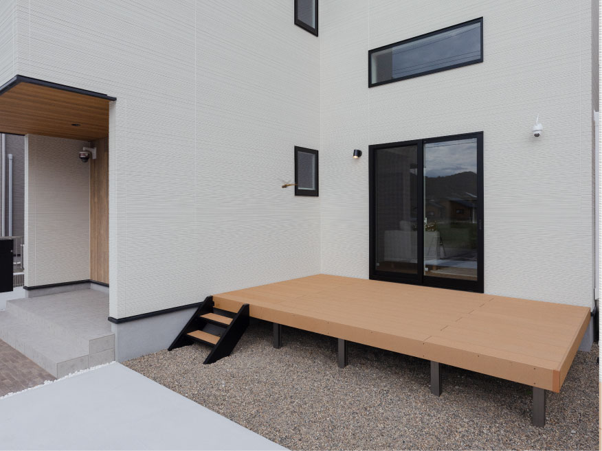 ヘスタホーム｜リビングに直結したウッドデッキ。家族や友人とアウトドア料理やリラックスを楽しむためのスペース。