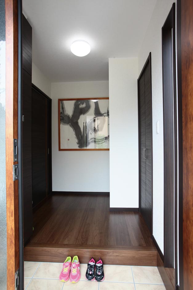 アフターホーム【1000万円台、デザイン住宅、狭小住宅】奥さまの書が掛けられた印象的な玄関