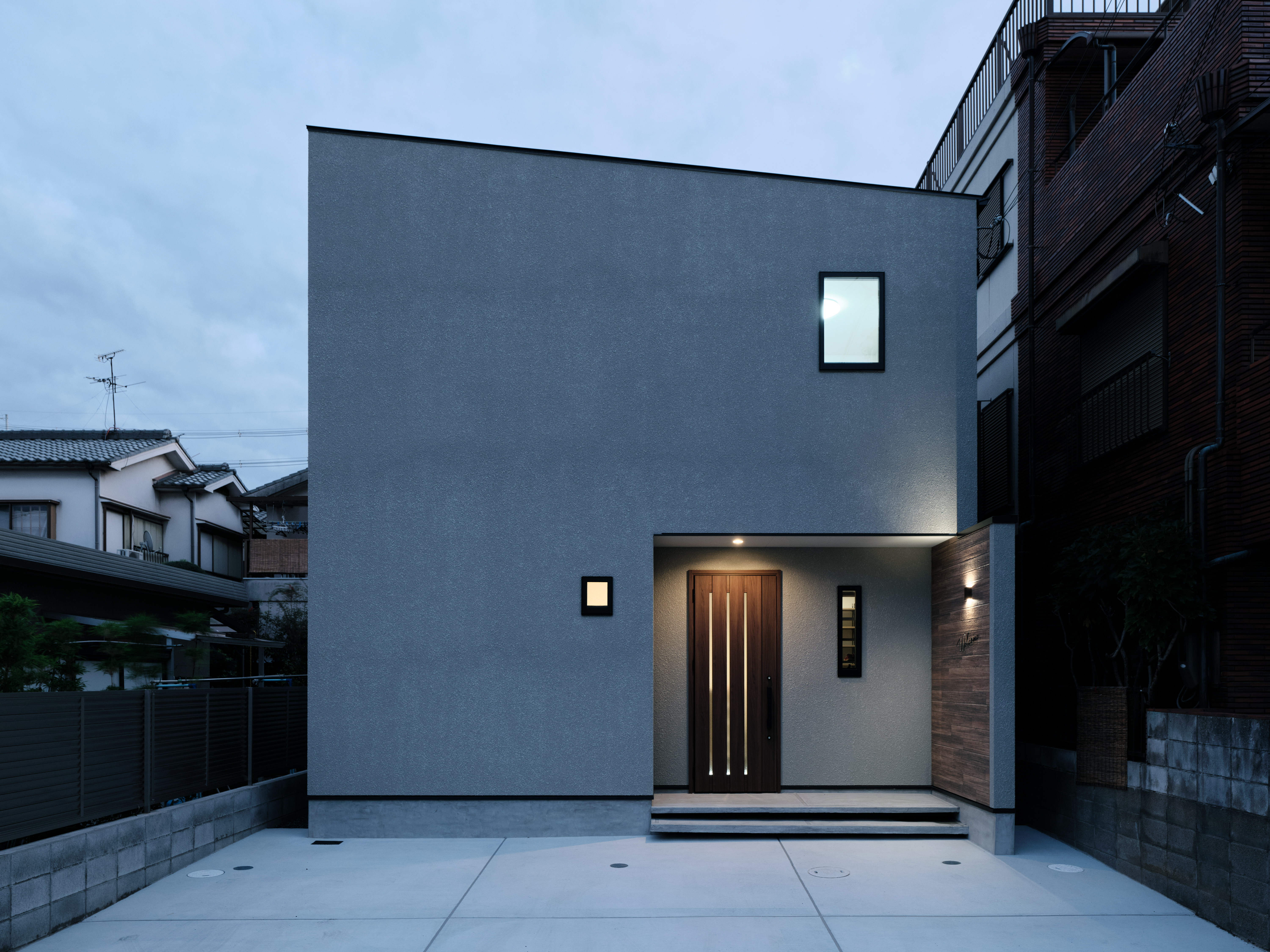 K-rise｜シンプルでモダンなスクエアフォルムの住宅外観。洗練されたデザインが印象的で、周囲の街並みにも溶け込む落ち着いた佇まい。