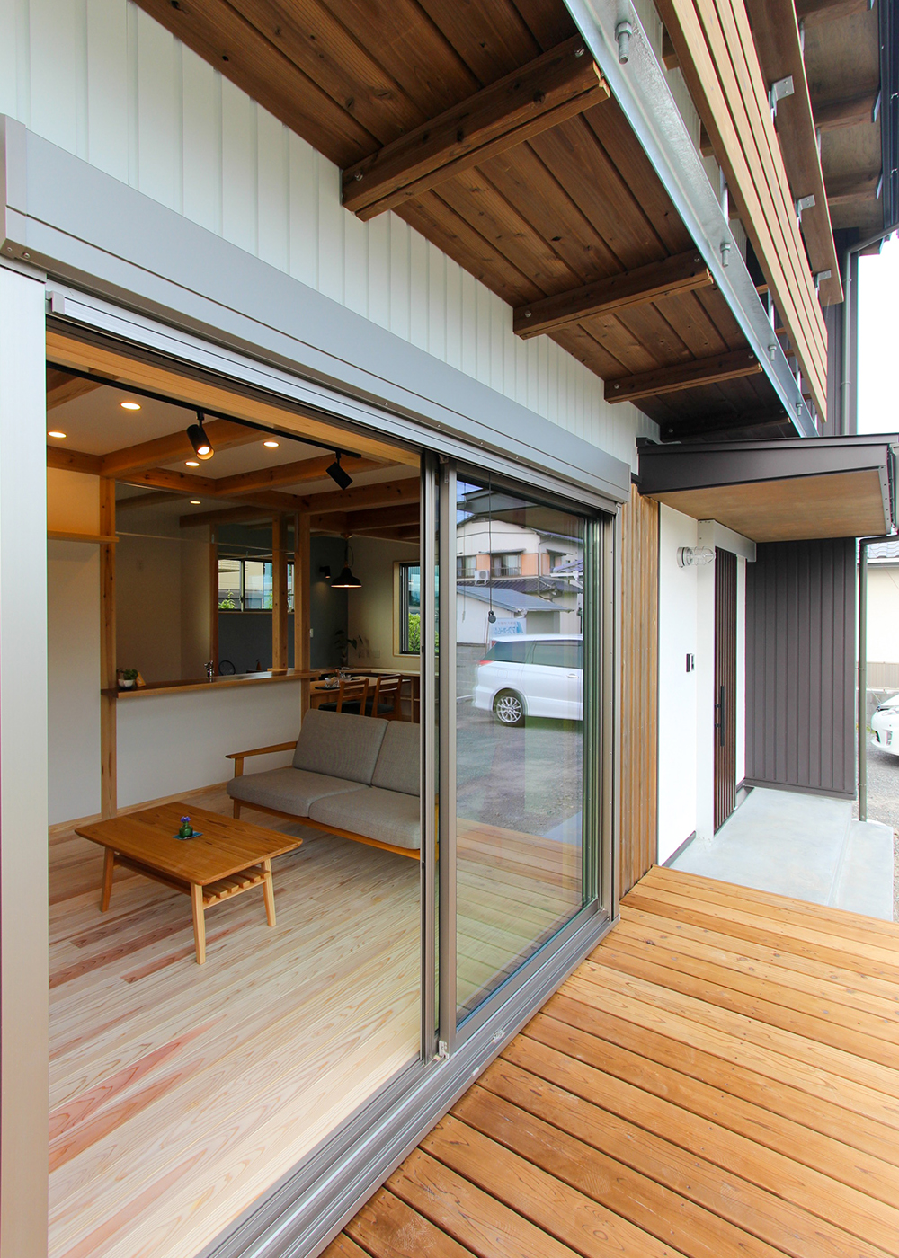 アクトホーム【子育て、自然素材、省エネ】大開口の掃き出し窓が、リビングとデッキを繋げる。デッキはアウトドアリビングを楽しめるお気に入りの場所