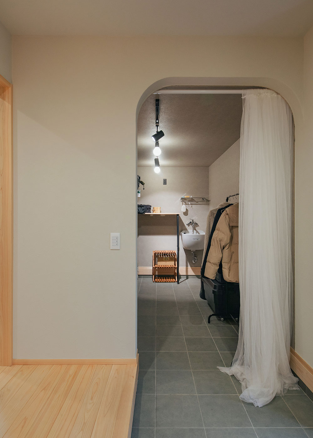 フジモクの家（富士木材）【趣味、自然素材、間取り】玄関に入って右手に5畳のアウトドアストッカーを用意した。別に倉庫を設置する必要がなく、自転車を置いても余裕たっぷり。スロップシンクを備え、壁のOSBボードが棚やフックの取り付けなどのアレンジを可能にする