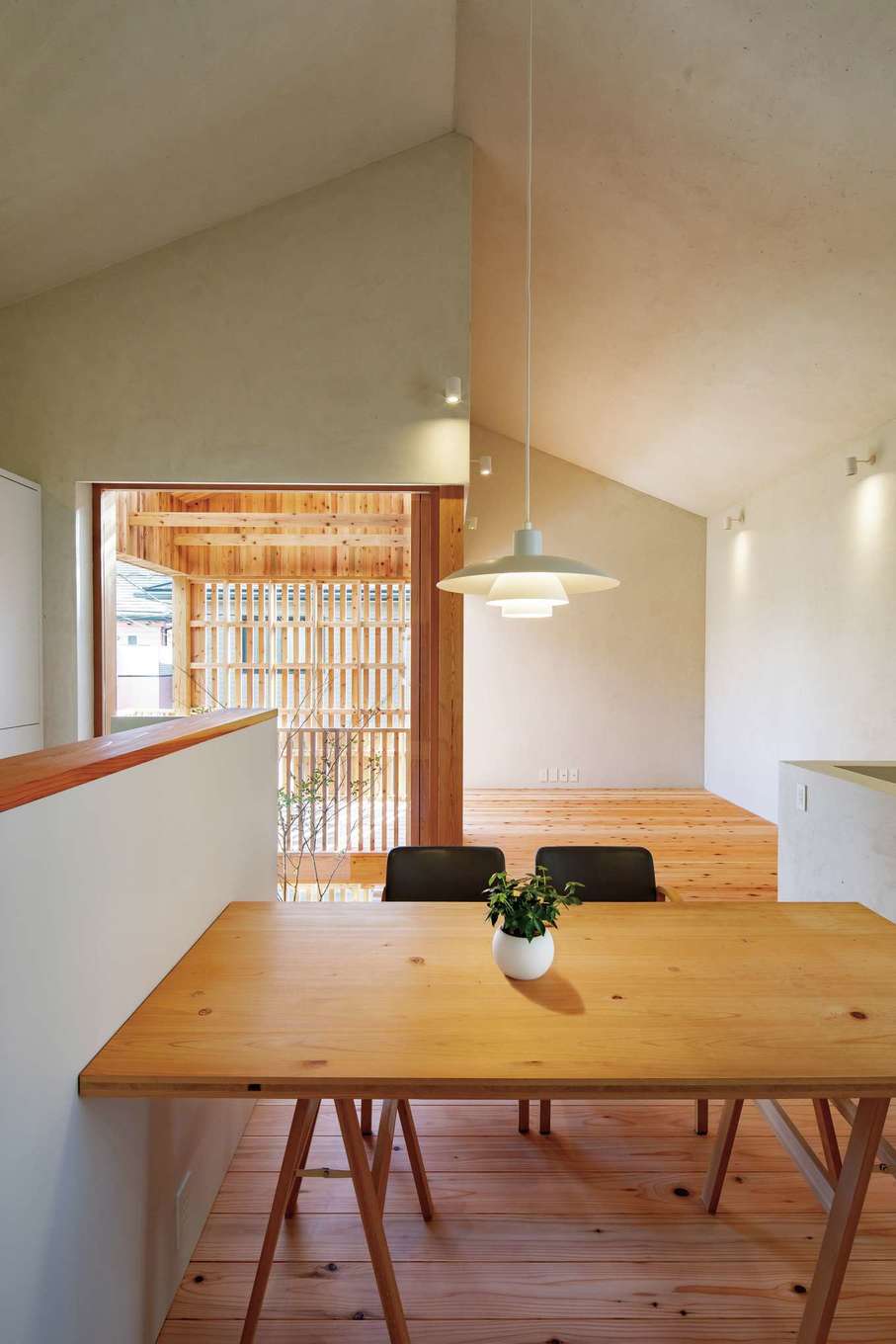 建杜 KENT（大栄工業）【デザイン住宅、間取り、建築家】カーテンを開けると特注のウッドサッシから柔らかな光が差し込む