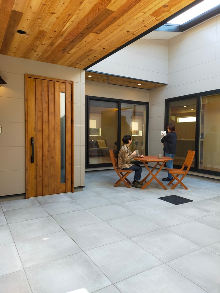 デザインにこだわった玄関ポーチ。軒天はレッドシダーに。